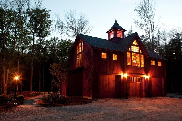Carriage House by Yankee Barn Homes LArge & small windonws in a Carriage House